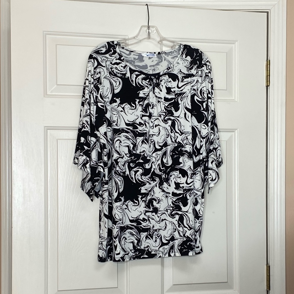 New xxl mountain mamas black and white tunic